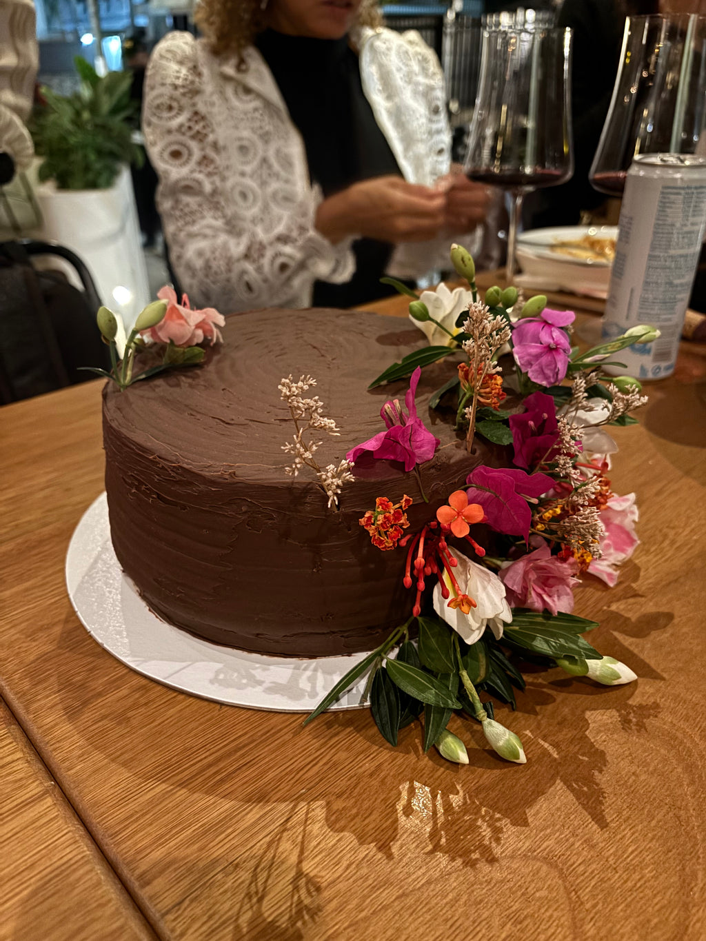 Bolo de chocolate com frutas vermelhas